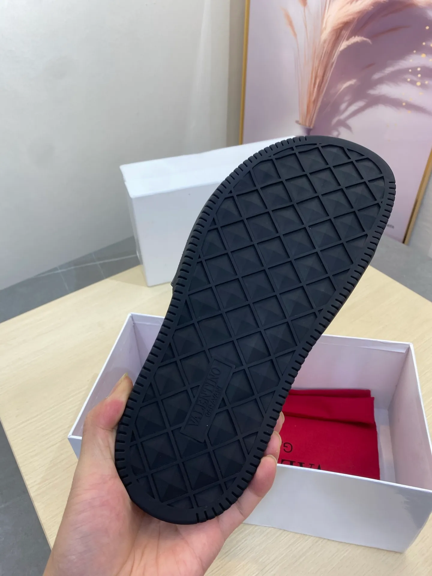 P260💰Valentino VALENTINO Size: 39--46 Burberry classic men's slippers, high-end boutique, original material, fine workmanship, casual, loose and comfortable, a must-have in summer👏👏👏